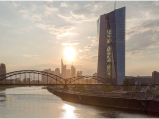 El BCE inunda de dinero la banca española mientras el país se hunde en deudas impagables
