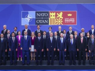 La OTAN levanta los muros de la Guerra fría