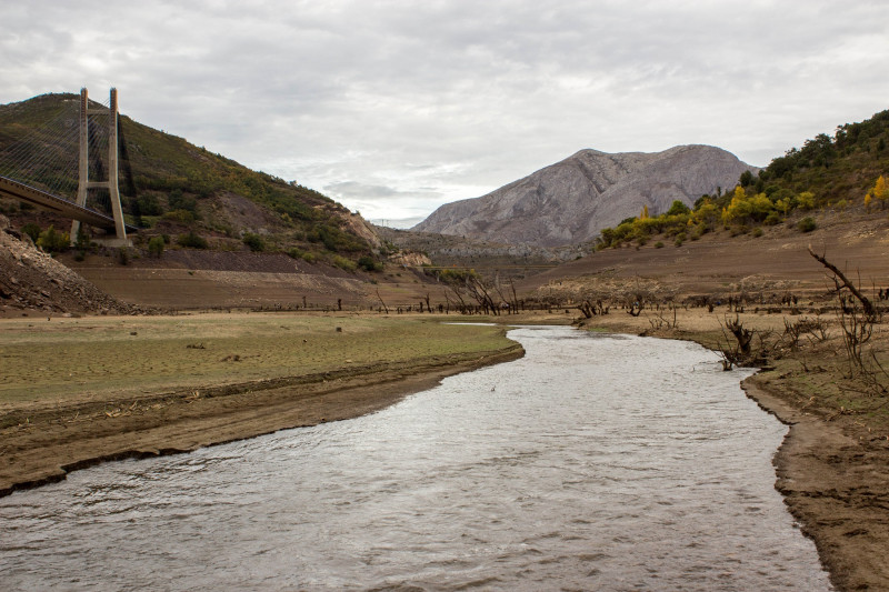 El embalse de Barrios de Luna (León) durante la sequía de 2017. / Pablo Tejedor Garcia (Wikimedia Commons)
