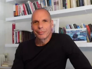 Yanis Varoufakis: “Ahora productores y consumidores son siervos del dueño de una plataforma digital que se dedica a acumular renta”